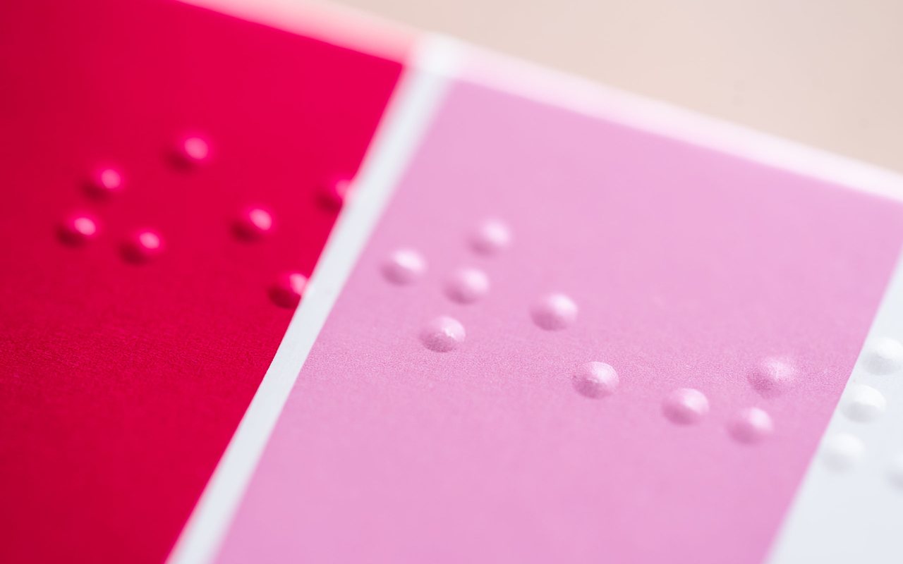 Wytłoczony alfabet Braille’a na opakowaniu