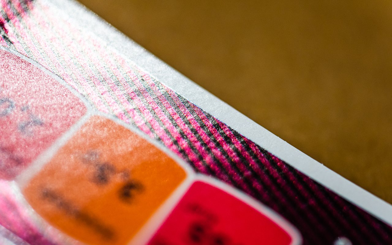 Złocenie coldfoil na opakowaniu jednostkowym — zbliżenie